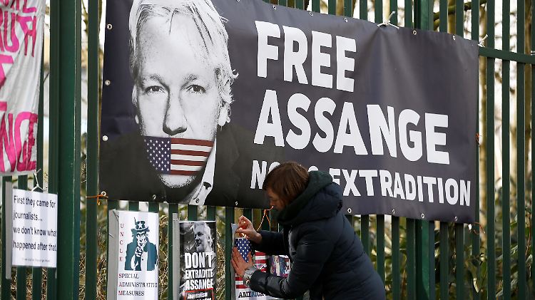 Transparent von Assange-Unterstützern in London.