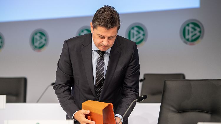 Die DFL-Spitze um Geschäftsführer Christian Seifert diskutiert wohl auch einen möglichen Abbruch der Bundesliga.