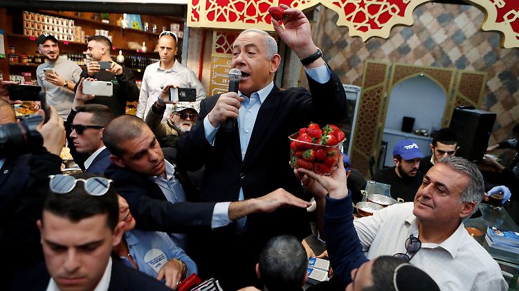 Im Wahlkampf gibt er nochmal alles: Israels Premier Netanjahu, für viele seiner Anhänger ein "politischer Zauberer".