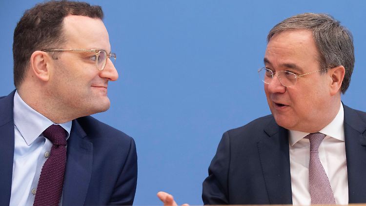 Der Kandidat und sein Stellvertreter: Laschet (r) und Spahn sehen sich als Lösung im Richtungsstreit innerhalb der CDU.