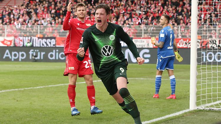 Ein Kandidat für die Hertha? Zumindest wäre der Weg von Wolfsburg nach Berlin für Wout Weghorst nicht allzu weit.