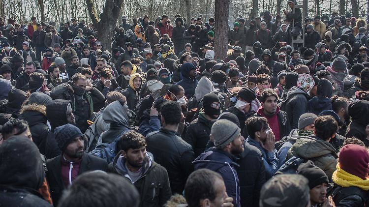 An dem türkisch-griechischen Grenzübergang Pazarkule sind am Sonntag tausende weitere Flüchtlinge mit dem Ziel EU eingetroffen.
