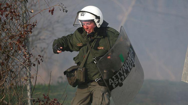 An der Grenze geht die Polizei gegen die Ankömmlinge vor.