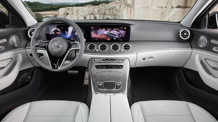 Das sogenannte Widescreen Cockpit in der neuen E-Klasse mit zwei 12,3 Zoll großen Displays muss extra bezahlt werden.