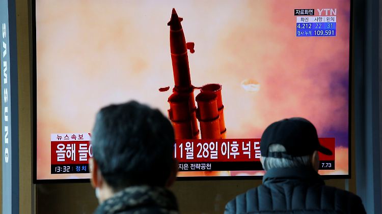 Südkoreaner verfolgen einen Bericht über die neuen Raketentests des Nordens. Welche Flugkörper diesmal abgeschossen wurden, ist bisher unklar.