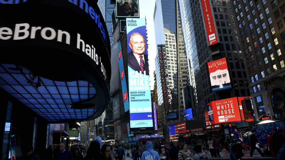 Als Geschäftsmann baute er ein höchst erfolgreiches Finanznachrichtenimperium auf: Der Selfmade-Milliardär hat ein rund 20 Mal größeres Vermögen als US-Präsident Trump.