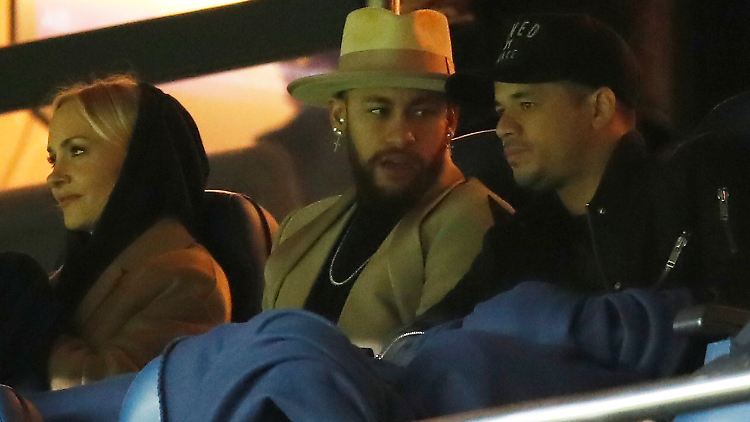 Zusammen auf der Tribüne: Janin Ullmann und Neymar (M.).
