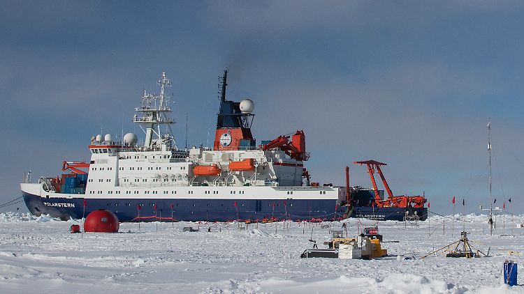 Angedockt an eine Eisscholle ist die ''Polarstern'' zur Zeit in der Arktis unterwegs. 