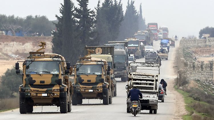 Ein türkischer Militär-Konvoi im syrischen Idlib.