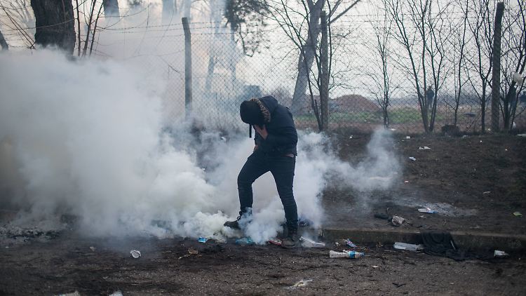 Die griechische Polizei setzt Tränengas gegen Flüchtlinge an der Grenze ein.