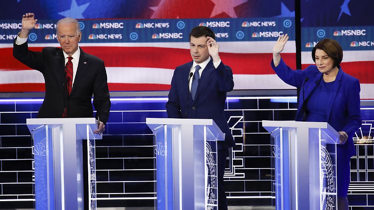 Von den Rückzügen Klobuchars und Buttigiegs dürfte vor allem Biden (v.r.) profitieren.