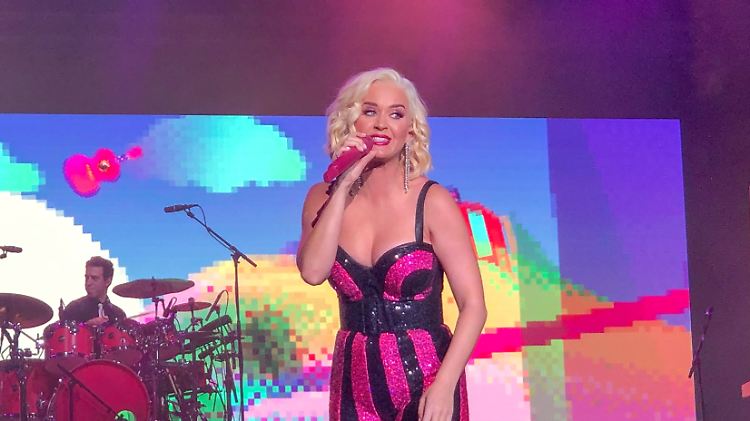 Katy Perry will von den Feuern betroffene Menschen aufheitern und ihnen eine gute Show liefern.