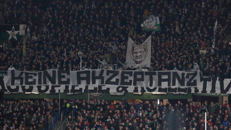 Auch in Hannover entrollten Fans Banner gegen Hoffenheims Mäzen Hopp.