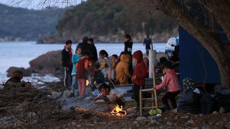 Bei Kälte harren Tausende Migranten vor der Grenze zu Griechenland aus.