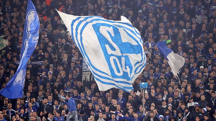Der FC Schalke setzt sich selbst unter Zugzwang. Bei Vorkommnissen wie den Bannern gegen Dietmar Hopp soll die Mannschaft den Platz verlassen.