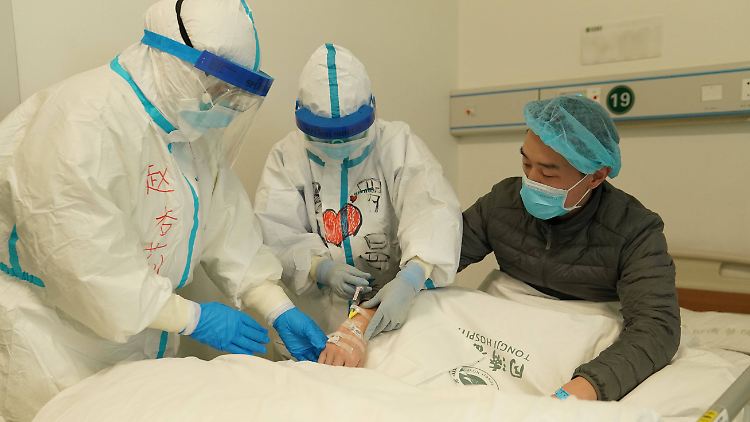 Ein schwer an Covid-19 erkrankter Patient wird im Krankenhaus in Wuhan versorgt.