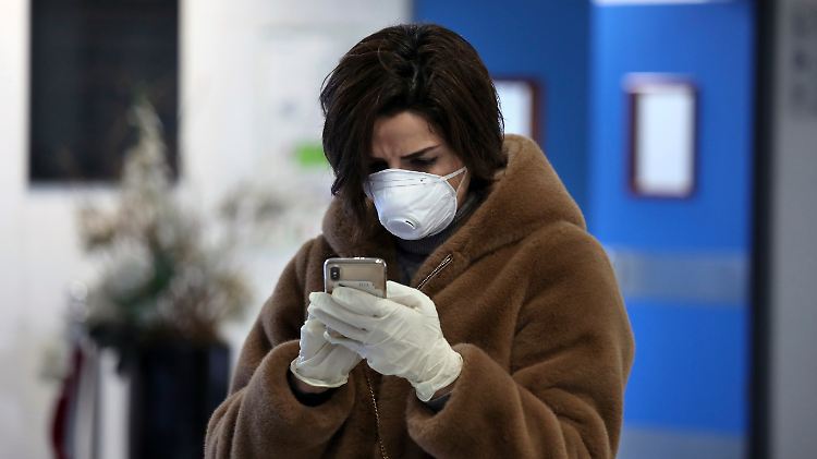 Auch die Entwicklung neuer Smartphone-Modelle könnte unter dem Virus leiden - so könnte der von Ersatzkäufen angetriebene Markt einbrechen. 