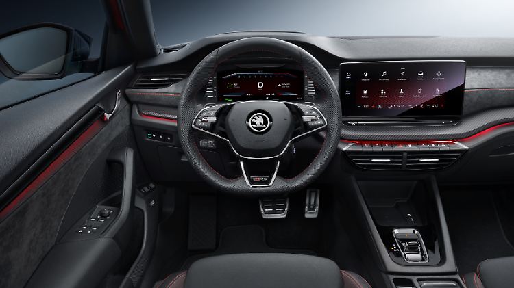 Der Innenraum ist wie gehabt auch beim Skoda Octavia RS iV in Schwarz gehalten.