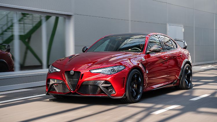 Die Version GTA spart gegenüber dem Alfa Giulia QV gut 100 Kilogramm.