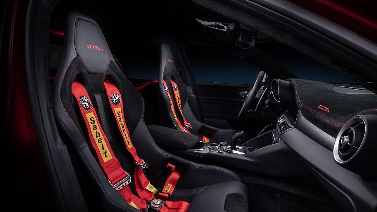Zur Ausstattung des zweisitzigen Alfa Giulia GTAm gehören Schalensitze mit Sechspunktgurten.