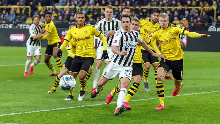 Dortmund und Freiburg könnten ab der Saison 2021/22 auch am Sonntagabend aufeinandertreffen.