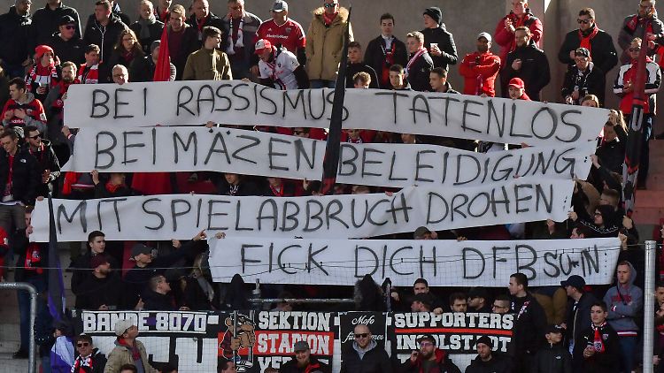 Fans des FC Ingolstadt protestierten am Sonntag in der 3.Liga gegen den DFB.