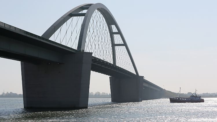 Die Fehmarnsundbrücke verbindet die Ostseeinsel Fehmarn und das schleswig-holsteinische Festland - und soll auch nach Fertigstellung des Tunnels erhalten bleiben.