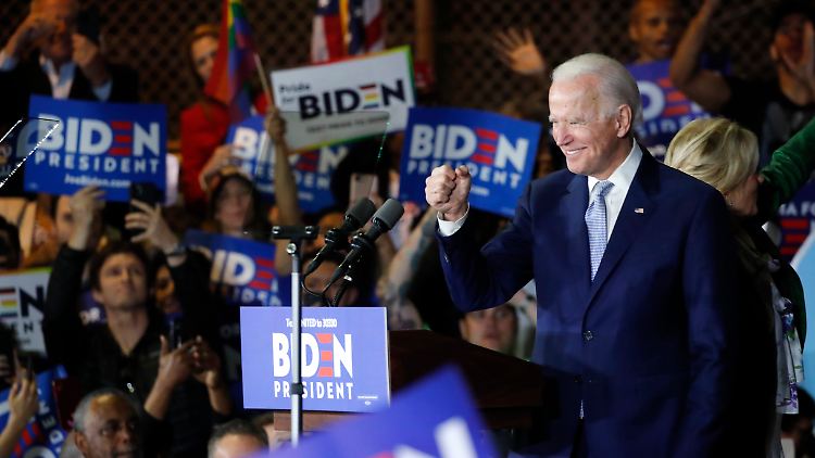 Joe Biden siegt in acht Bundesstaaten, aber in den Schwergewichten Kalifornien und Texas liegt Bernie Sanders vorn.