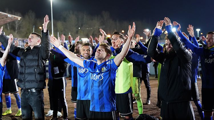 Der 1. FC Saarbrücken bejubelt nach dem Elfmeterschießen gegen Fortuna Düsseldorf den Einzug ins DFB-Pokal-Halbfinale.