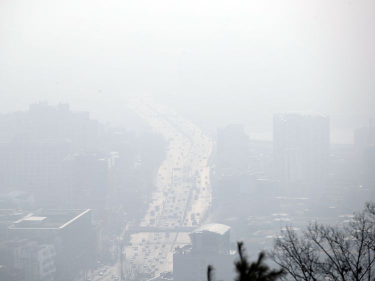 Das Zentrum von Seoul liegt Mitte Januar 2020 in einem grauen Dunst, der durch Feinstaub verursacht wird.