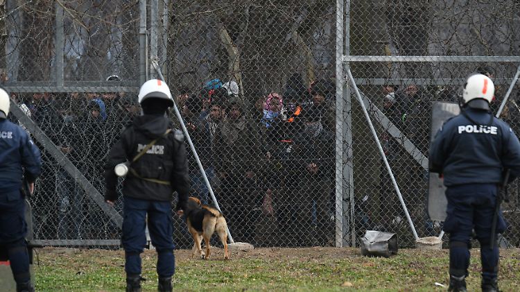 An der Grenze trennt nur ein Zaun die griechischen Sicherheitskräfte von den wartenden Menschen auf der türkischen Seite.