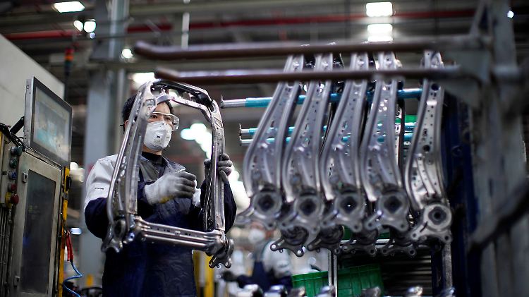 Bei dem Automobilzulieferer Yanfeng in Shanghai tragen die Arbeiter Schutzmasken.