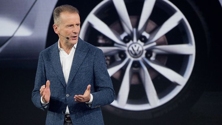 Diess zieht den Hut vor Musk und dem "neuronalem Tesla-Netz", das pausenlos Daten der Fahrer sammelt.