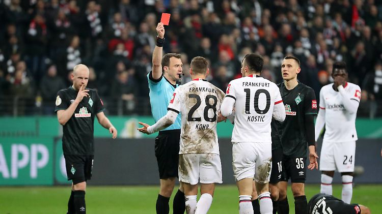 Filip Kostic muss nach einem üblen Foul vom Platz.
