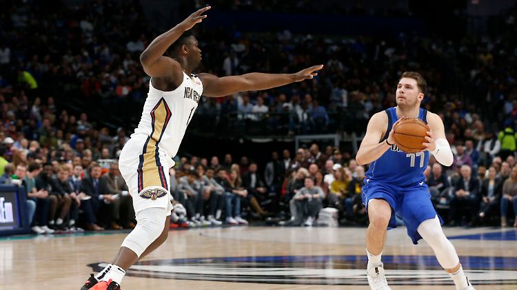 Im ersten Duell zweier der spannendsten jungen Spieler der NBA behauptete Luka Doncic (rechts) von den Dallas Mavericks sich über Zion Williamson von den New Orleans Pelicans.