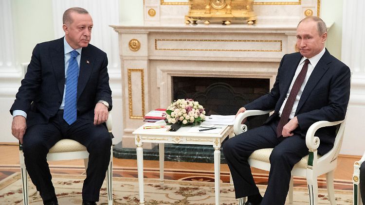 Der türkische Präsident Erdogan (l.) und Kremlchef Putin verhandeln in Moskau über die Lage in Syrien.
