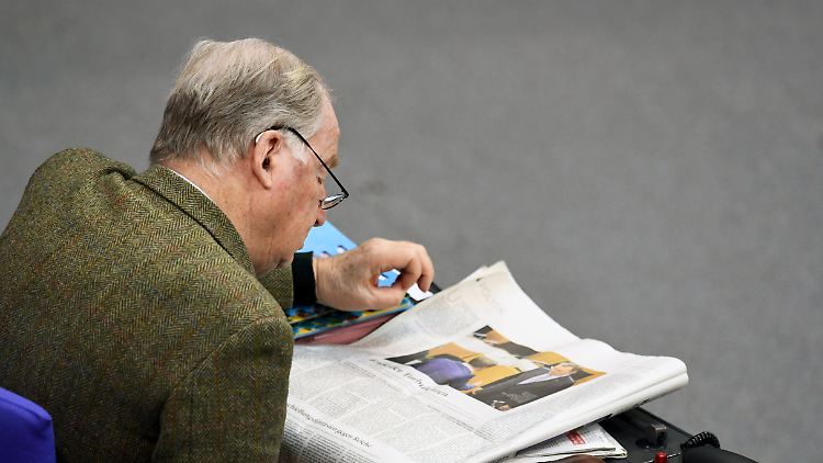 Fraktionschef Alexander Gauland las während der Debatte Zeitung.
