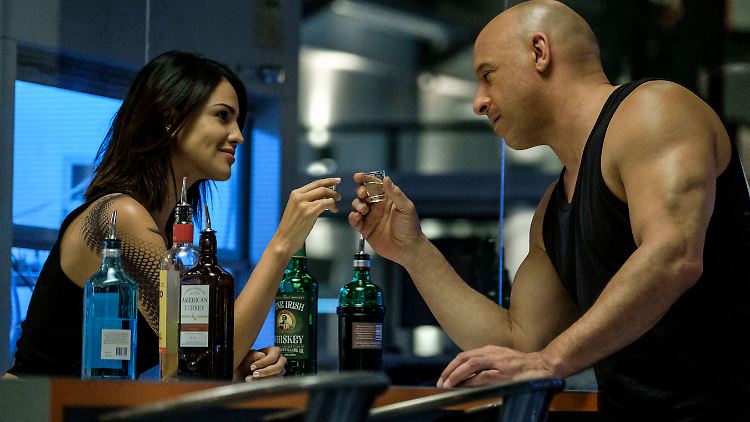 Prost, auf die Wiederauferstehung! "Bloodshot" und KT (Elza González).