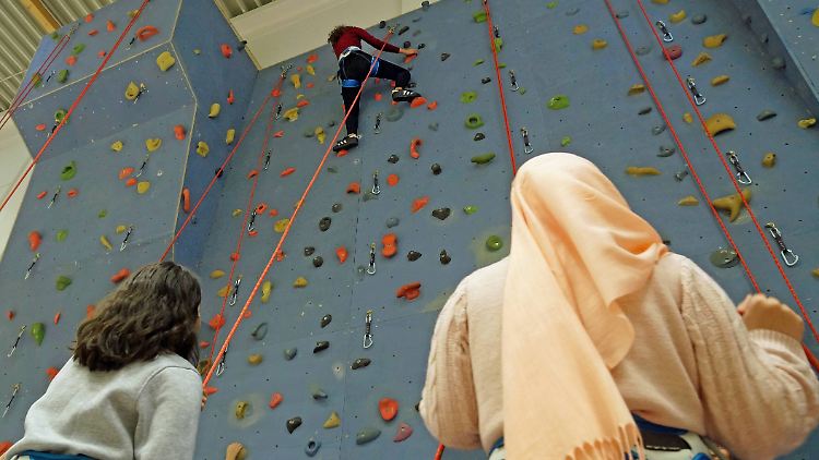 Ein Kinderkopftuchverbot an Schulen wäre verfassungsgemäß, obwohl es einen Eingriff in die Religionsfreiheit darstellt, heißt es in einem neuen Rechtsgutachten.