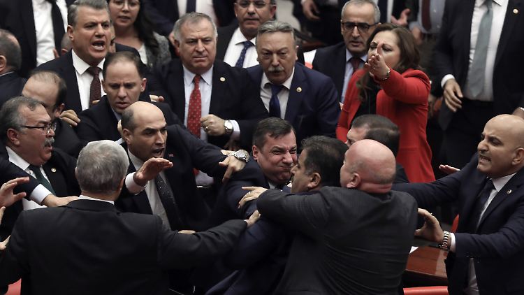 Kritik an der Syrienpolitik von Erdogan sorgt im Parlament in Ankara für Zündstoff.