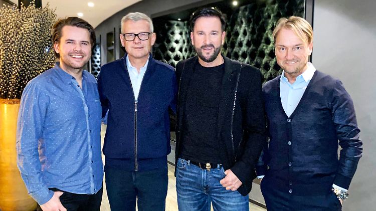 Michael Wendler (2.v.r.), sein Manager Markus Krampe (r.) und die Universal-Verantwortlichen freuen sich über den Deal.