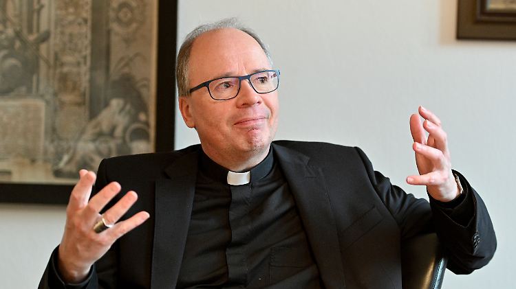 Der kirchliche Missbrauchsbeauftragte Bischof Ackermann will von früher angedachten höheren Summen nichts mehr wissen.