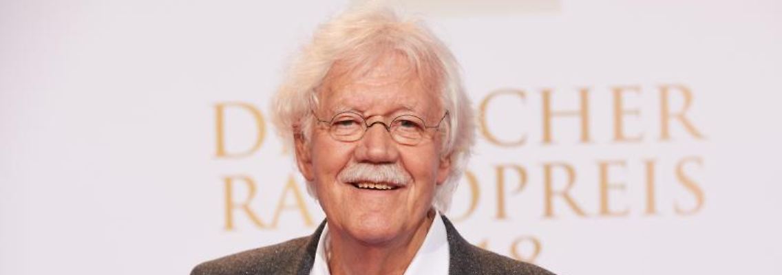 Moderator und Schauspieler Carlo von Tiedemann lächelt in die Kamera. Foto: Georg Wendt/dpa/Archivbild