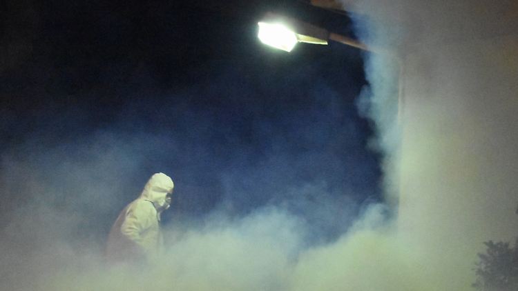 Mit großflächigen Desinfektionen (hier in Griechenland) versuchen weltweit die Behörden die Ausbreitung der Corona-Epidemie zumindest zu verlangsamen.