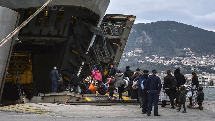 Bootsflüchtlinge, die in den vergangenen Tagen Lesbos erreicht haben, gehen auf ein Kriegsschiff. 