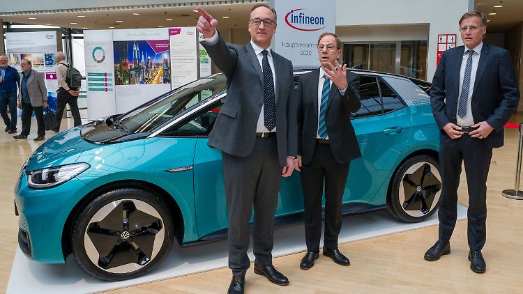 Die Sache mit Cypress könnte schwieriger werden als gedacht: Die beiden Infineon-Manager Helmut Gassel und Jochen Hanebeck, hier zusammen mit Infineon-Chef Reinhard Ploss (M.) vor der Hauptversammlung vor zwei Wochen.