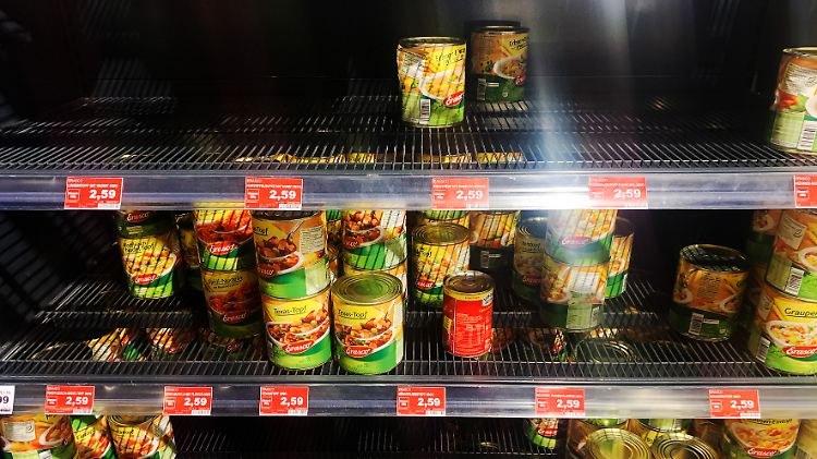 Die Regalreihen mit Konserven lichten sich in manchem Supermarkt bereits.