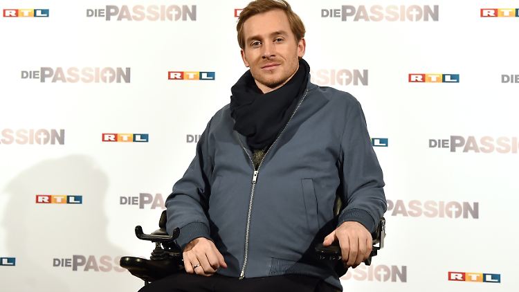 Bisher zeigt Schauspieler Samuel Koch keine Symptome.