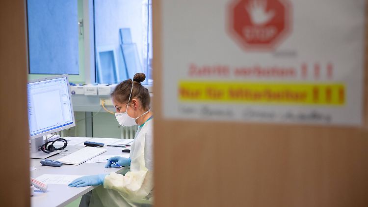 Virologen und Universitätskliniken diskutieren, wie mit der Quarantäne von Klinikpersonal umgegangen werden soll.