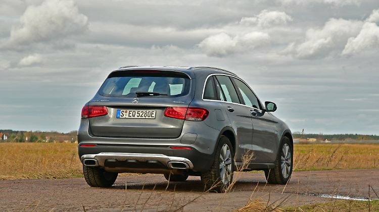Etwa 37 Kilometer lässt sich der GLC 300e rein elektrisch bewegen, dann schaltet sich der Vierzylinder ein.